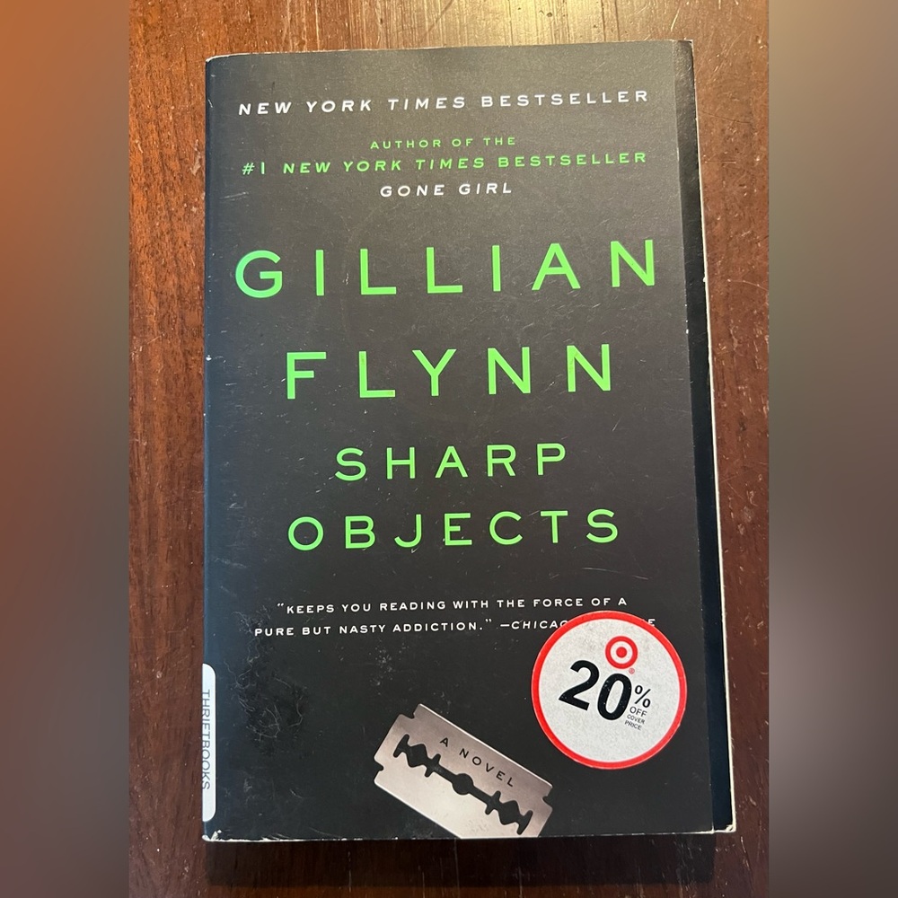 Gillian Flynn "Sharp Objects" -Paperback